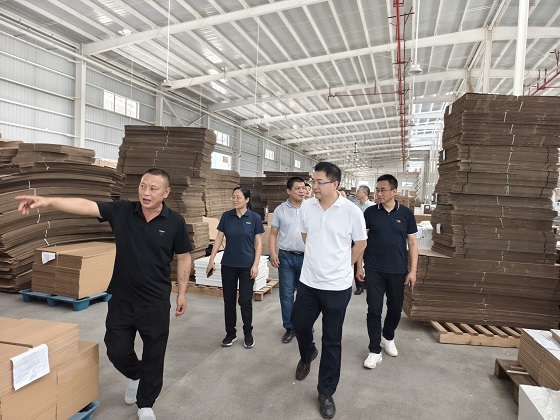 旅行钦州市辉楠家具有限公司加工厂.jpg